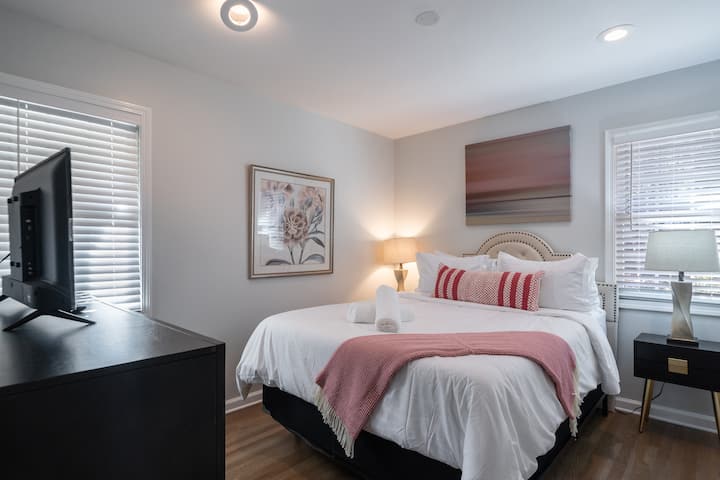 Camera da letto per gli ospiti al piano principale (letto queen-size)