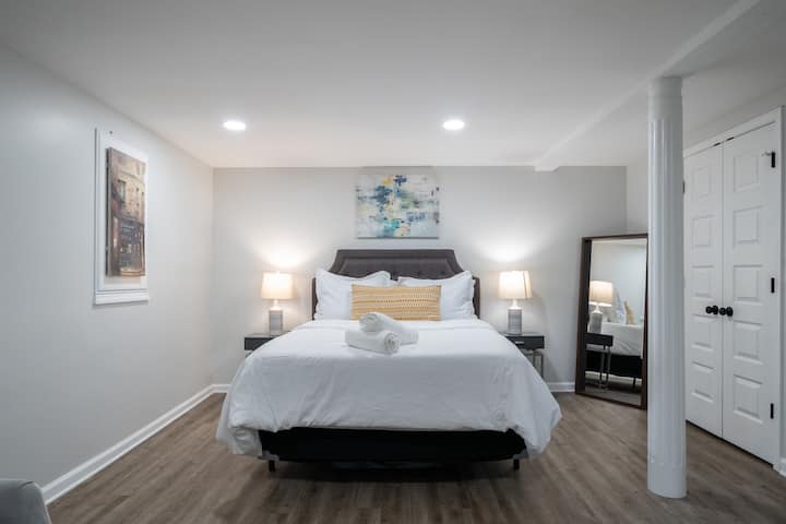 Camera degli ospiti con letto queen-size al piano inferiore 