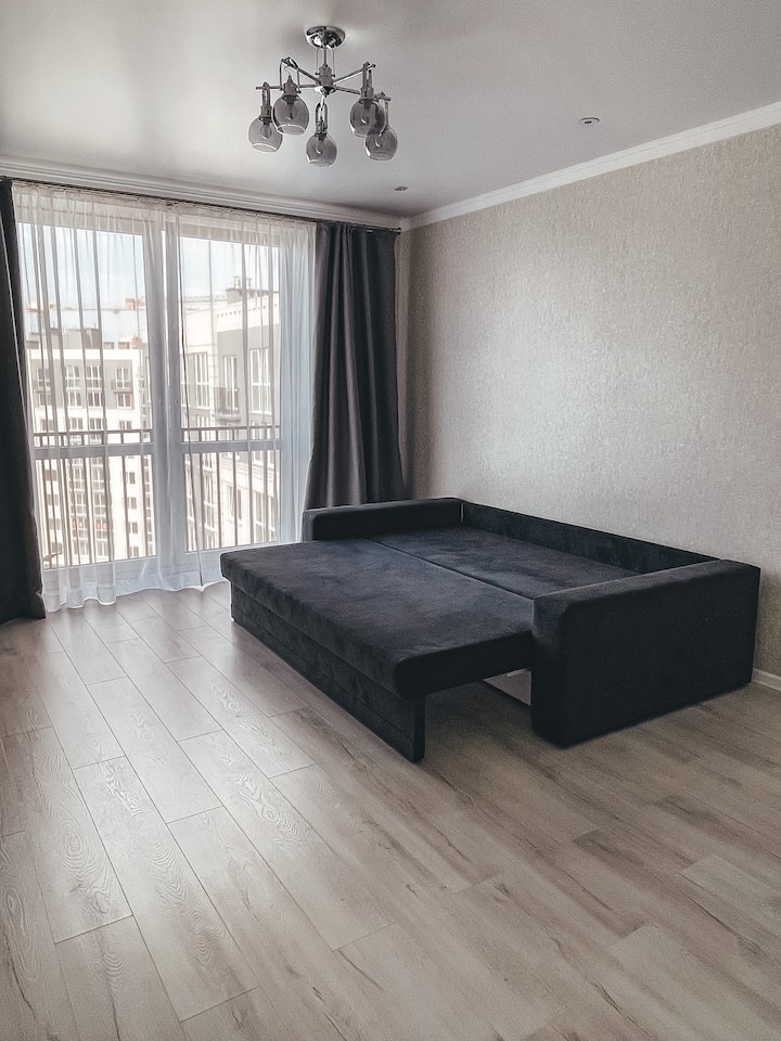 أريكة جديدة وأنيقة بمساحة نوم 180×200 سم يسهل فتحها وطيها. لا توجد انتقالات؛ فأنت تنام على سطح مستوٍ، مما يضمن لك نومًا مريحًا ليلاً واستيقاظًا سهلًا.  