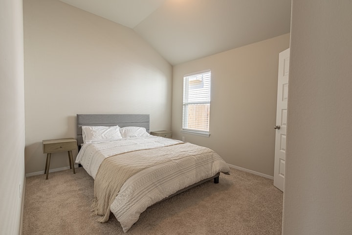 تقع غرفة النوم الثانية بحجم كوين بعد المدخل مباشرة، من خلال الباب الأول على اليمين.