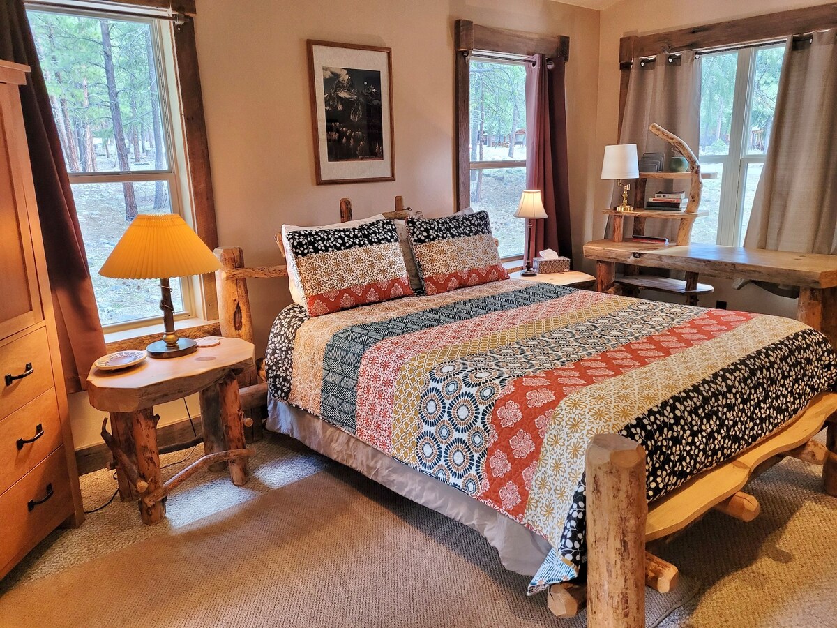 تحتوي غرفة النوم الرئيسية على سرير كوين وحمامها الخاص الذي يتضمن حوض استحمام عتيق.