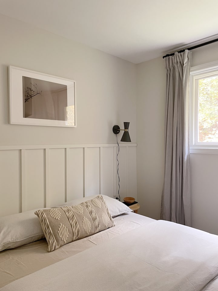 The second bedroom is equipped with a Queen size bed and a comfortable Juno mattress. We include up to 4 pillows and a duvet with 100% cotton sheets to make your sleep feel like home. 