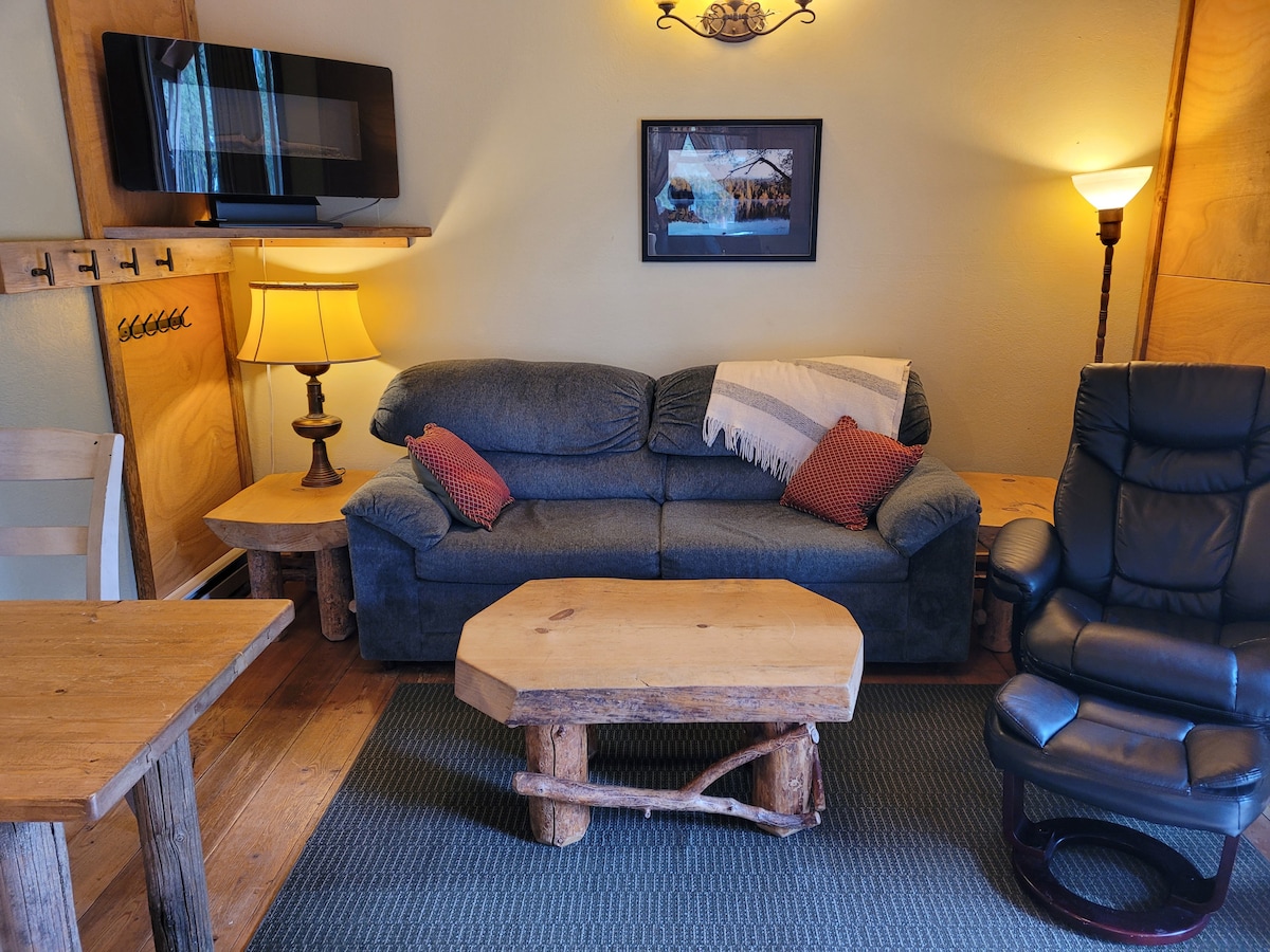 พื้นที่นั่งเล่นที่อบอุ่นพร้อมโต๊ะทานอาหารด้านซ้ายรวมถึงตะขอพิเศษสำหรับเก็บเสื้อโค้ทและอุปกรณ์ 