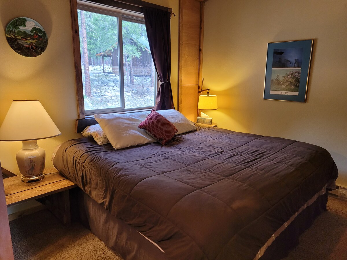 ห้องนอนพร้อมเตียงคิงไซส์