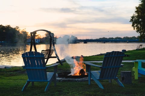 Autumn Escape w/ Firepit Nights, Kayaks & Bikes