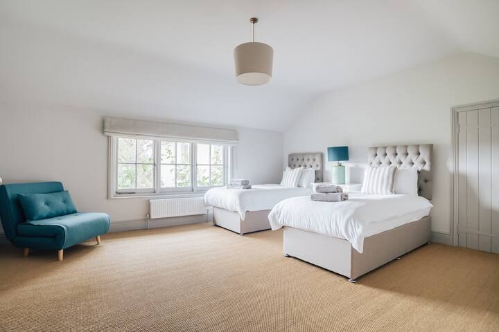 The second bedroom is a lovely large space and overlooks the front garden. 