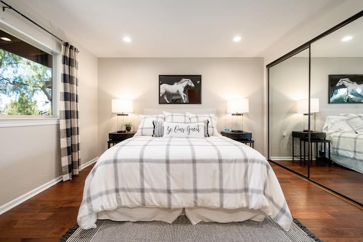 ห้องนอน 4 มีเตียงขนาดคิงไซส์และห้องน้ำในตัวใหม่