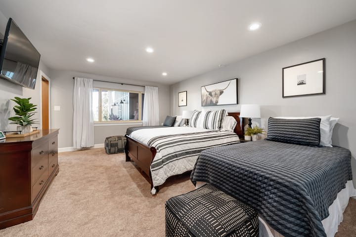 เรียกด้วยความรักว่า 'ห้องสองชั้น' ครอบครัวขนาดใหญ่จะชอบนอนค้างคืนในห้องนี้
เตียงควีนไซส์และเตียงแฝด 2 หลัง