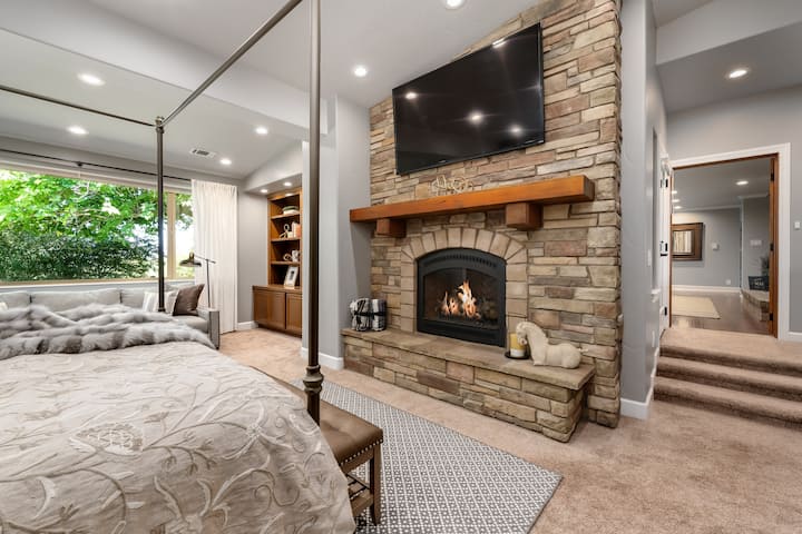 ห้องนอนใหญ่พร้อมเตียงคิงแคลิฟอร์เนีย