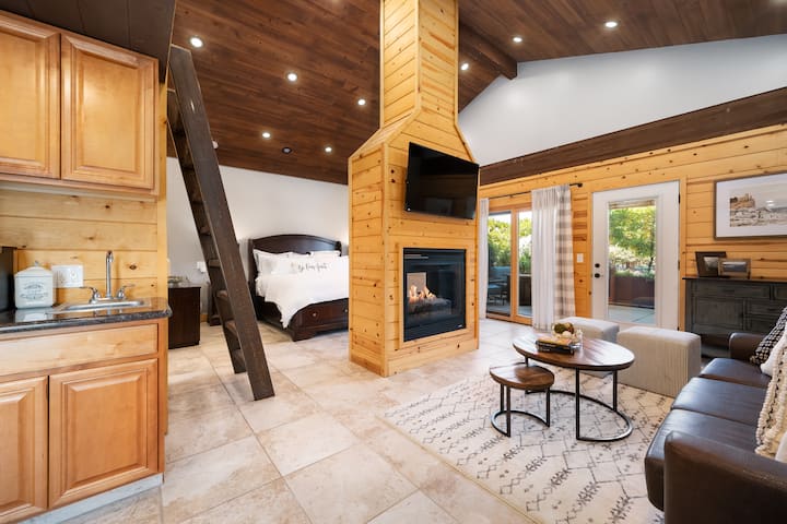 ลอฟท์สวีทเป็นที่พักเพิ่มเติม (แยกจากห้องสวีทริมกองไฟ) ที่มีเตียงคิงไซส์บวกกับห้องใต้หลังคาที่มีเตียงแฝด 2 เตียงที่เข้าถึงได้จากบันไดเหล็ก