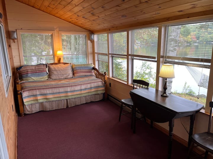 这张日光浴床会变成一张加大双人床，否则可以是两张单人床。 