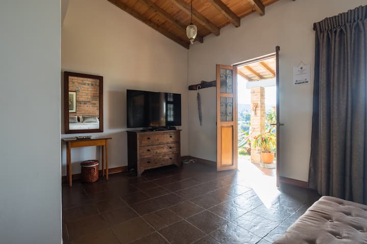 vnútorná miestnosť s TV a wifi internet