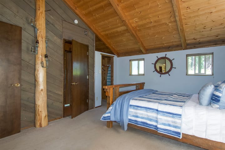 Queen bedroom downstaiirs