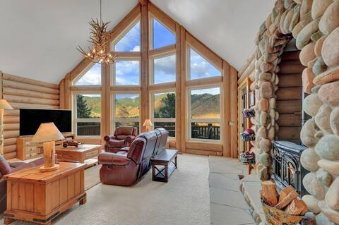 Hawk's Landing - pet friendly, hot tub, luxurious