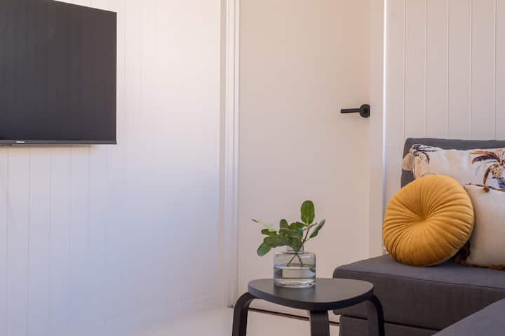 Dhomë ndenjjeje (poshtë) me hyrje në banjën e katit të poshtëm