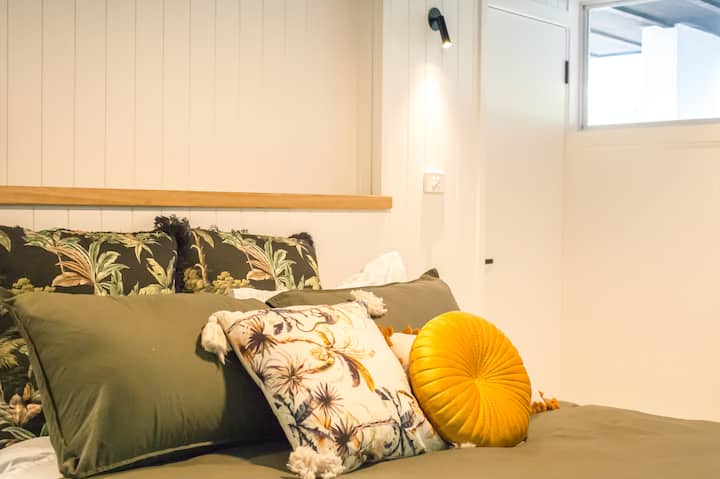 Dhomë gjumi (poshtë) me hyrje në kopsht