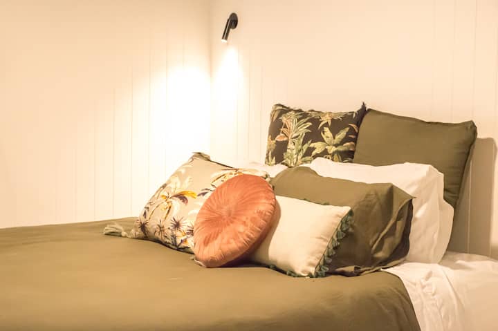 Dhomë gjumi (kati i poshtëm me bunke gjithashtu në dhomë) me qasje në kopsht