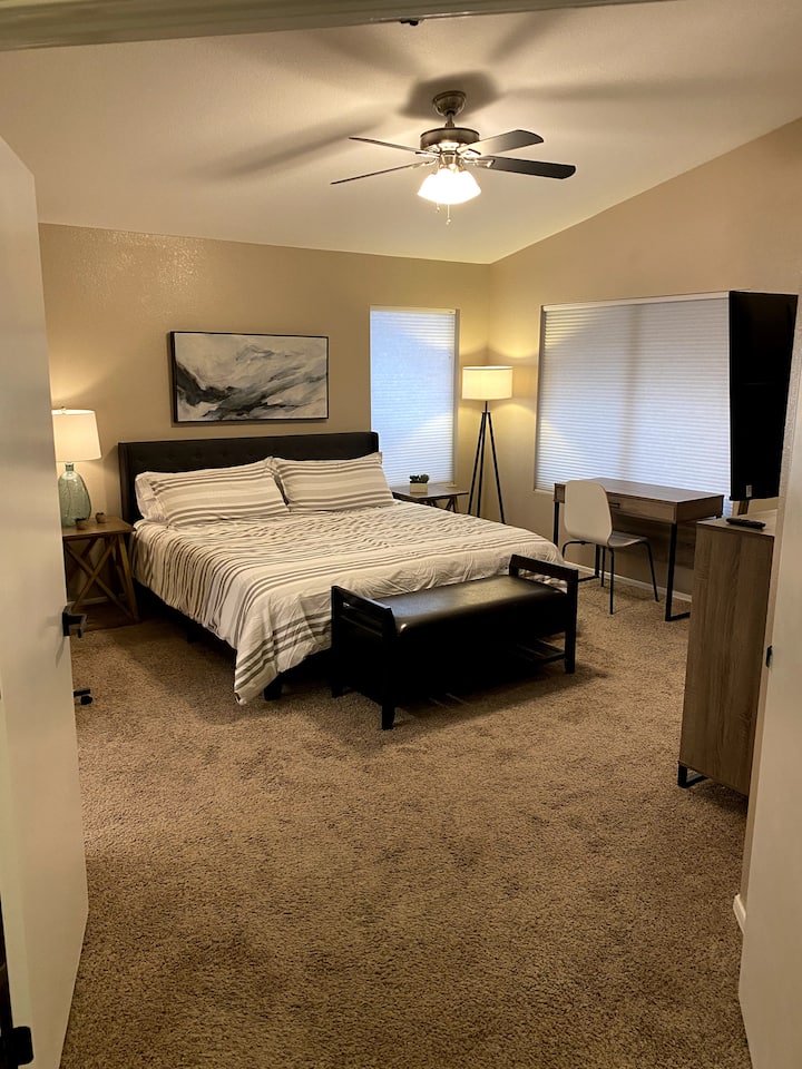 享受舒适的加大双人床。  如果需要，还有办公桌或学校办公桌。