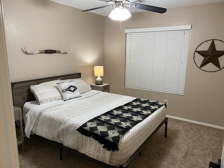 长角客房配有舒适的标准双人床