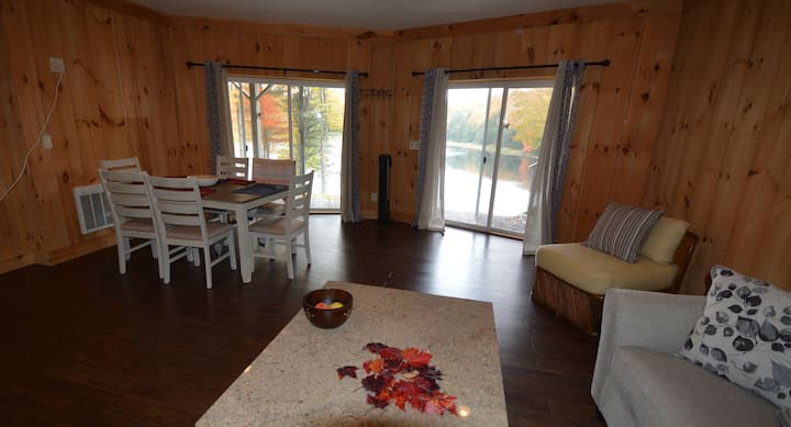 Трапезна маса с изглед (в момента на потока)