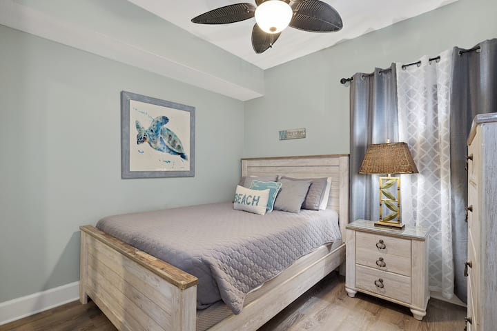 Segundo dormitorio con cama tamaño Queen y acceso al baño.