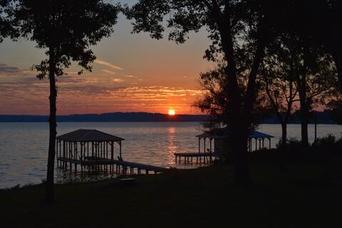 Three Oaks Waterfront Home on Lake Palestine
