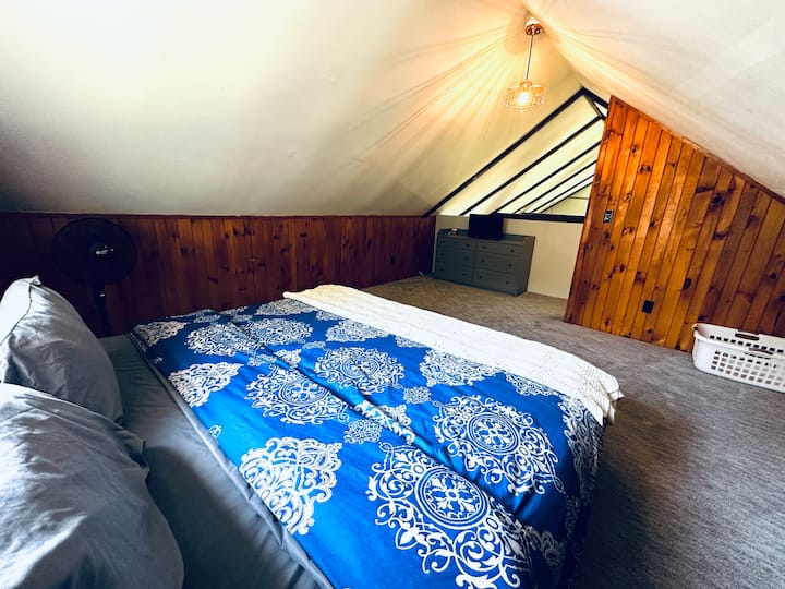 Მეფე საძინებელი ლოფტი