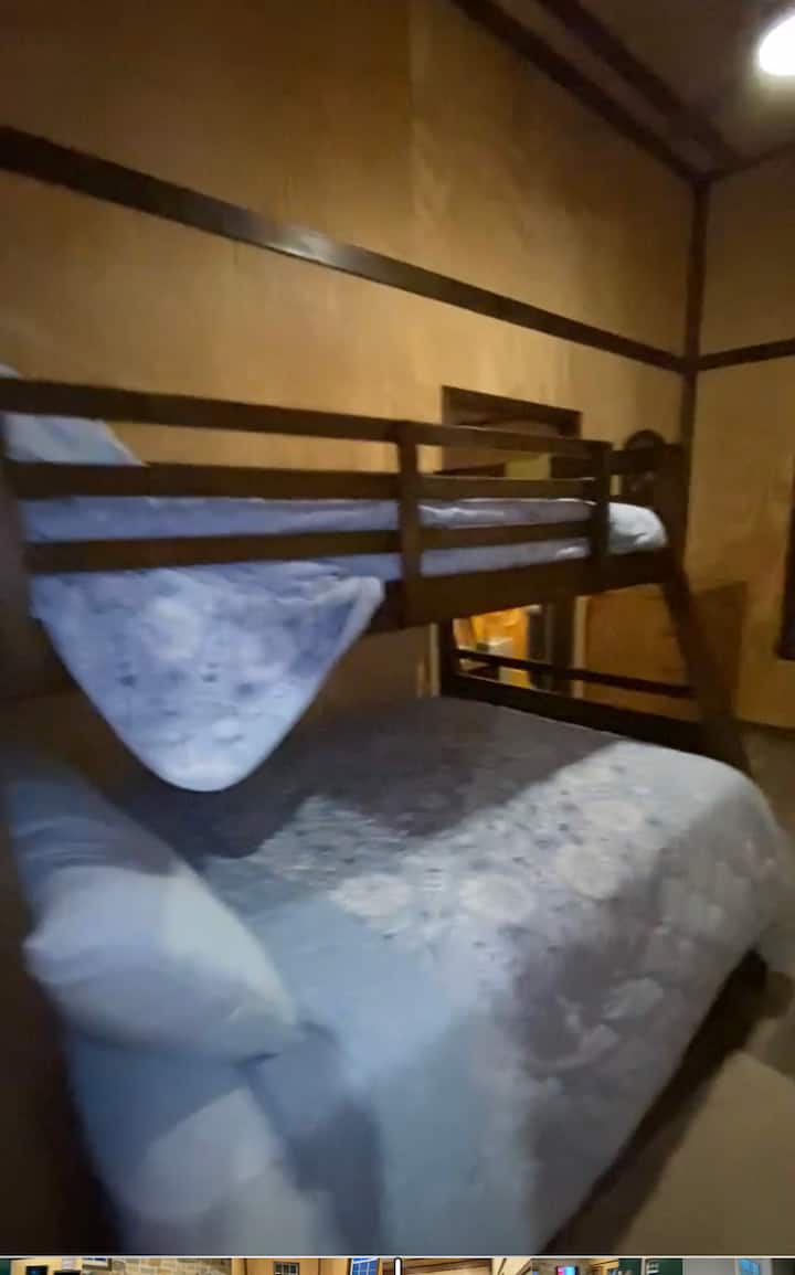 Soba na kat ima donji krevet pune veličine, gornji bračni krevet.