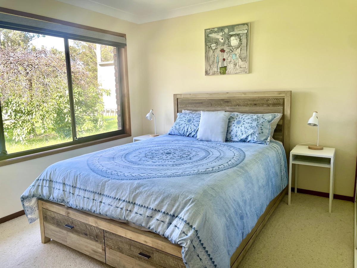 Chumba cha 2 cha kulala kilicho na kitanda cha ukubwa wa kifalme. 
Kuingia kwenye chumba hiki ni kupitia chumba cha televisheni ambacho kina kitanda cha sofa.