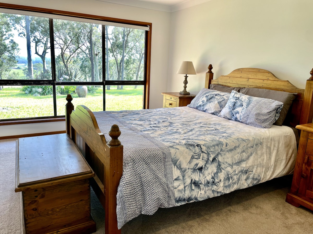 Kitanda kikuu cha ukubwa wa chumba cha kulala. 
Pia kuna Kitanda cha Siku katika chumba hiki ambacho kinafikia ukubwa wa malkia.
Pia kuna kutembea kwa vazi na ndani (bafu la 2) hadi kwenye chumba hiki.