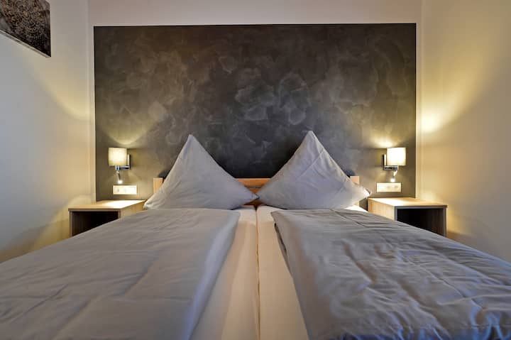 غرفة نوم مع إمكانية الدخول إلى الشرفة. النوافذ مجهزة بشاشات ذباب.