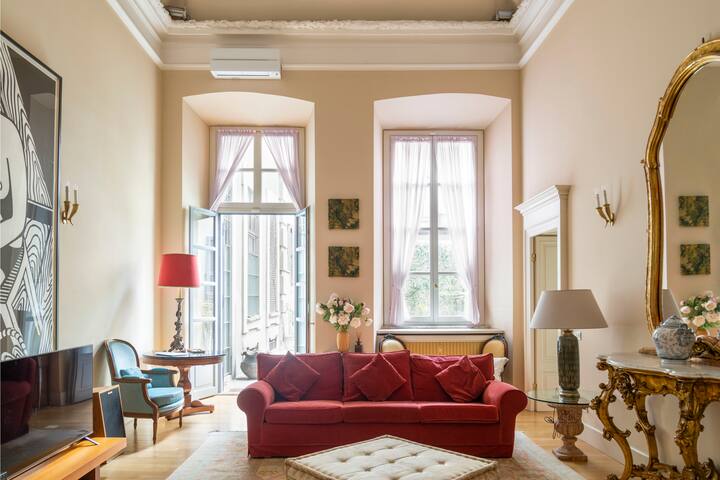 Antica apartment, city center, 4 BDR with garden gallery image 2