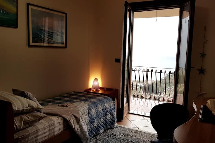 Единечна соба со балкон