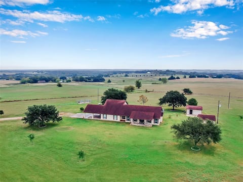 Hilltop getaway w/sweeping views & pool/hot tub