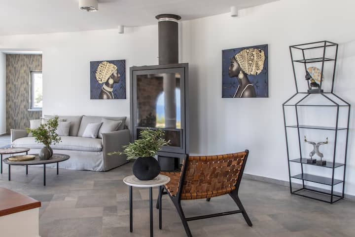 يتميز بسرير أريكة مزدوج يتسع لنوم ضيفين إضافيين