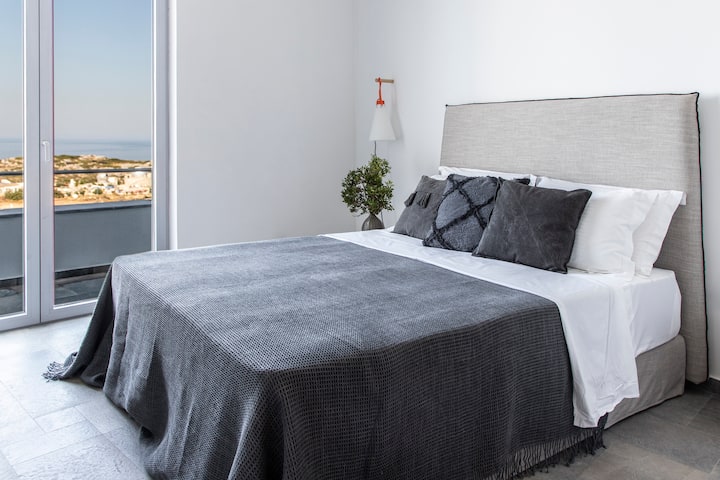 تقع غرفة نوم مزدوجة أخرى في الطابق الثاني مع إطلالات على البحر 