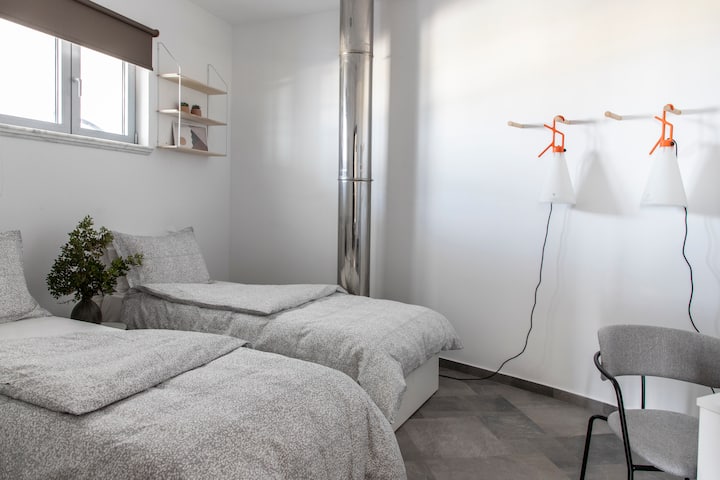 غرفة نوم مزدوجة ، متصلة بغرفة النوم الرئيسية مباشرة ، على طراز العائلة. المدخل الوحيد لغرفة النوم هذه هو من خلال غرفة النوم الرئيسية. 