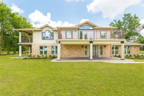 Great 5-Bedroom Bungalow sitting in 3 Acre lot