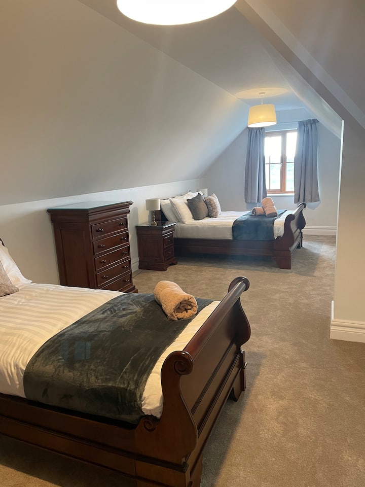 楼上双人床和单人房 