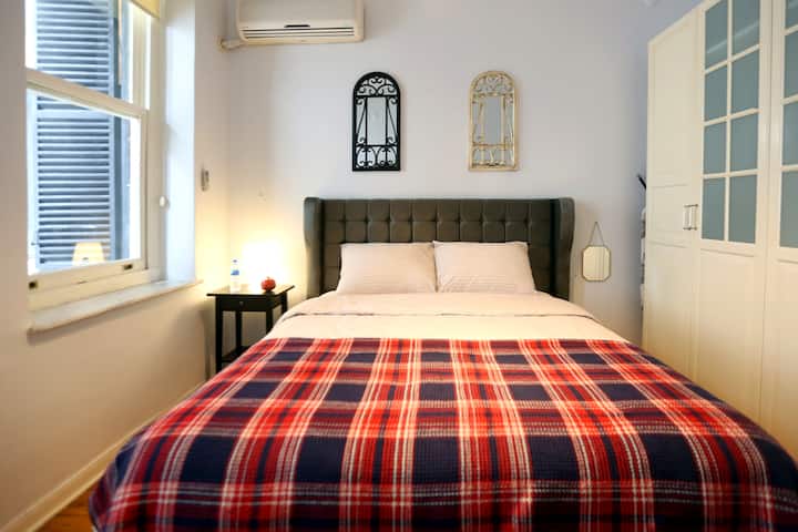 主卧室160 * 200加大双人床