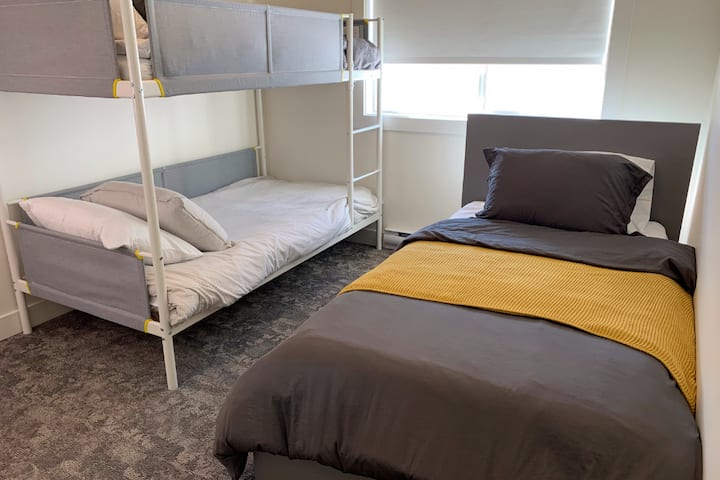 Twin bed plus twin bunk bed room. We have an additional matteress in this room so that it can sleep up to 4. Some of our guests move the extra mattress to the master bedroom for younger children. 
