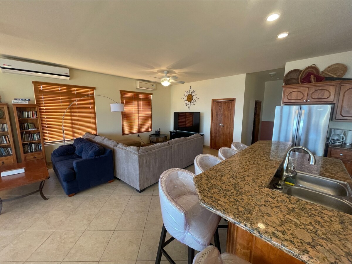 кухненският бар има 4 допълнителни стола 