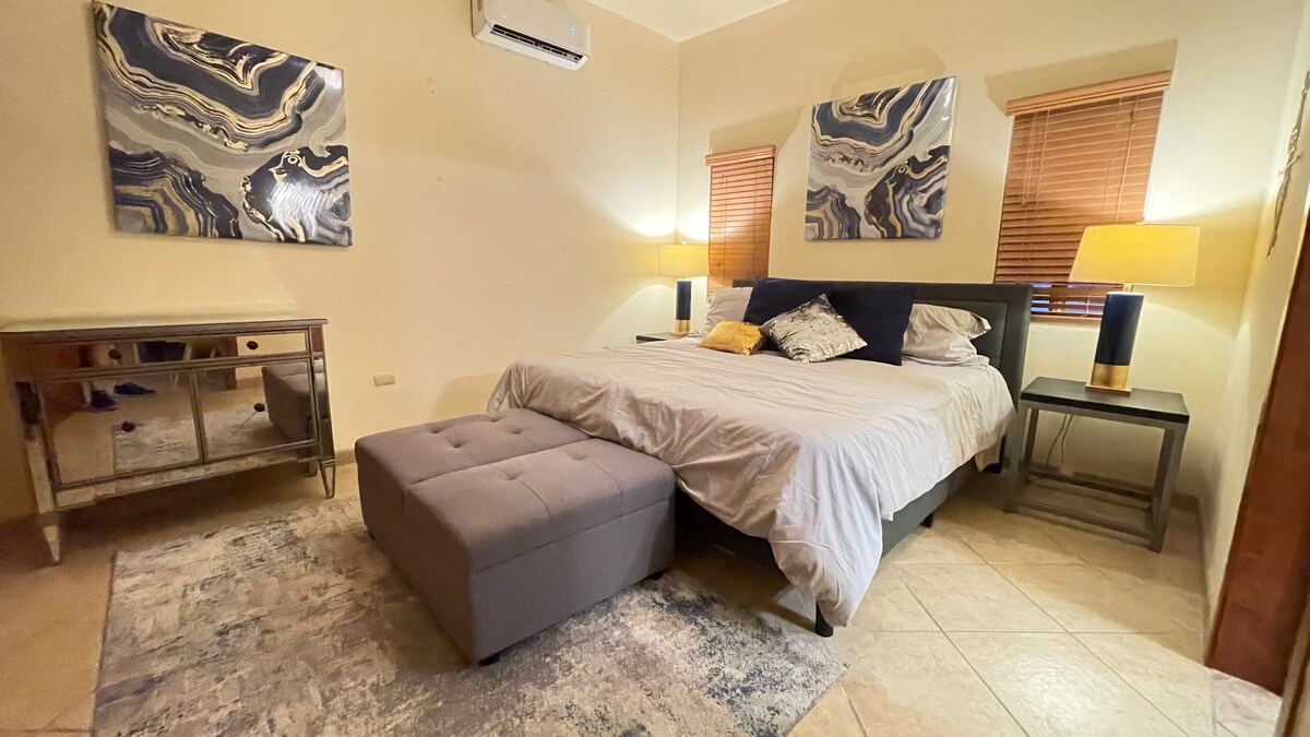 Главна спалня суперголямо двойно легло се превръща в единично легло в луксозна баня голям гардероб