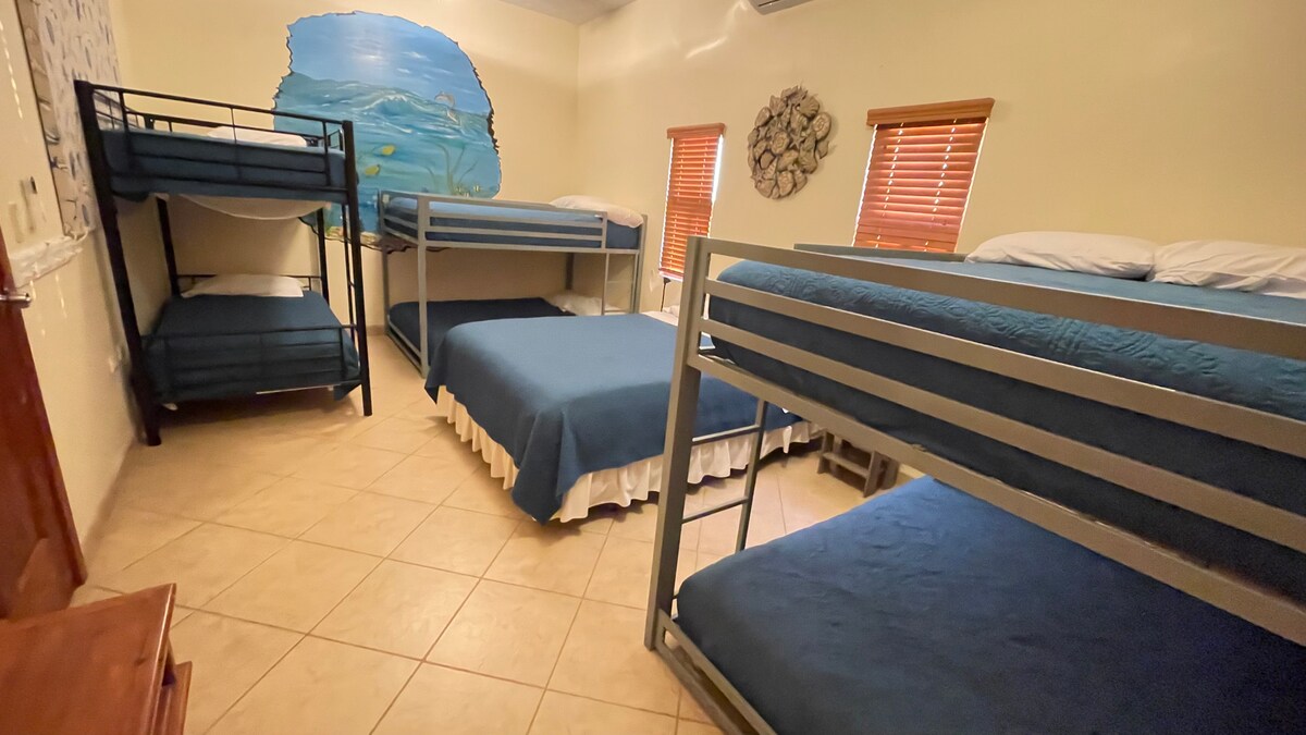 Двуетажна стая... двойно легло 4 пълни легла и 2 единични легла