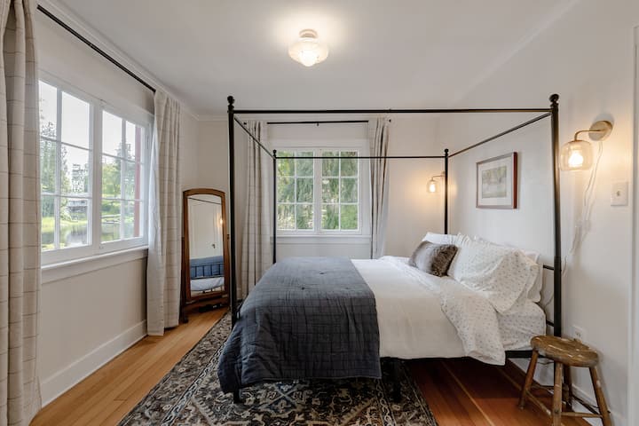 النوم في غرفة نوم النافذة للاستيقاظ على إطلالات جميلة على البحيرة.