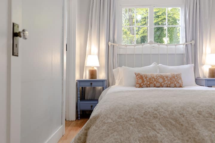 استمتع بالجو الساطع لغرفة النوم الثانية. مثالي للعناق للقراءة قبل السرير.