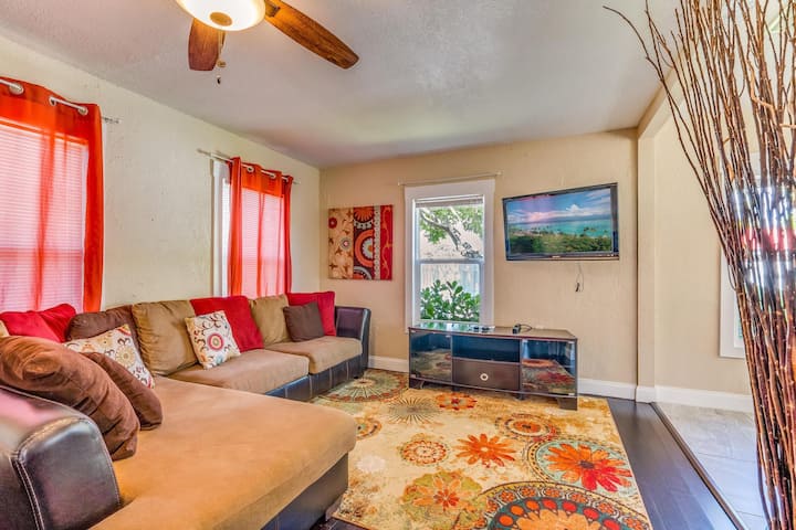 Roku-enhet i 3 rum.
Vardagsrum bekvämt nog för att sova i.