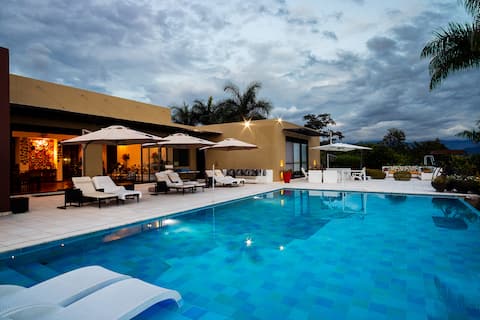 Luxurious cottage overall gated