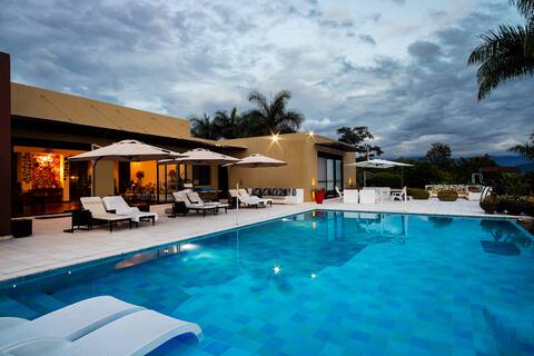 Luxurious cottage overall gated