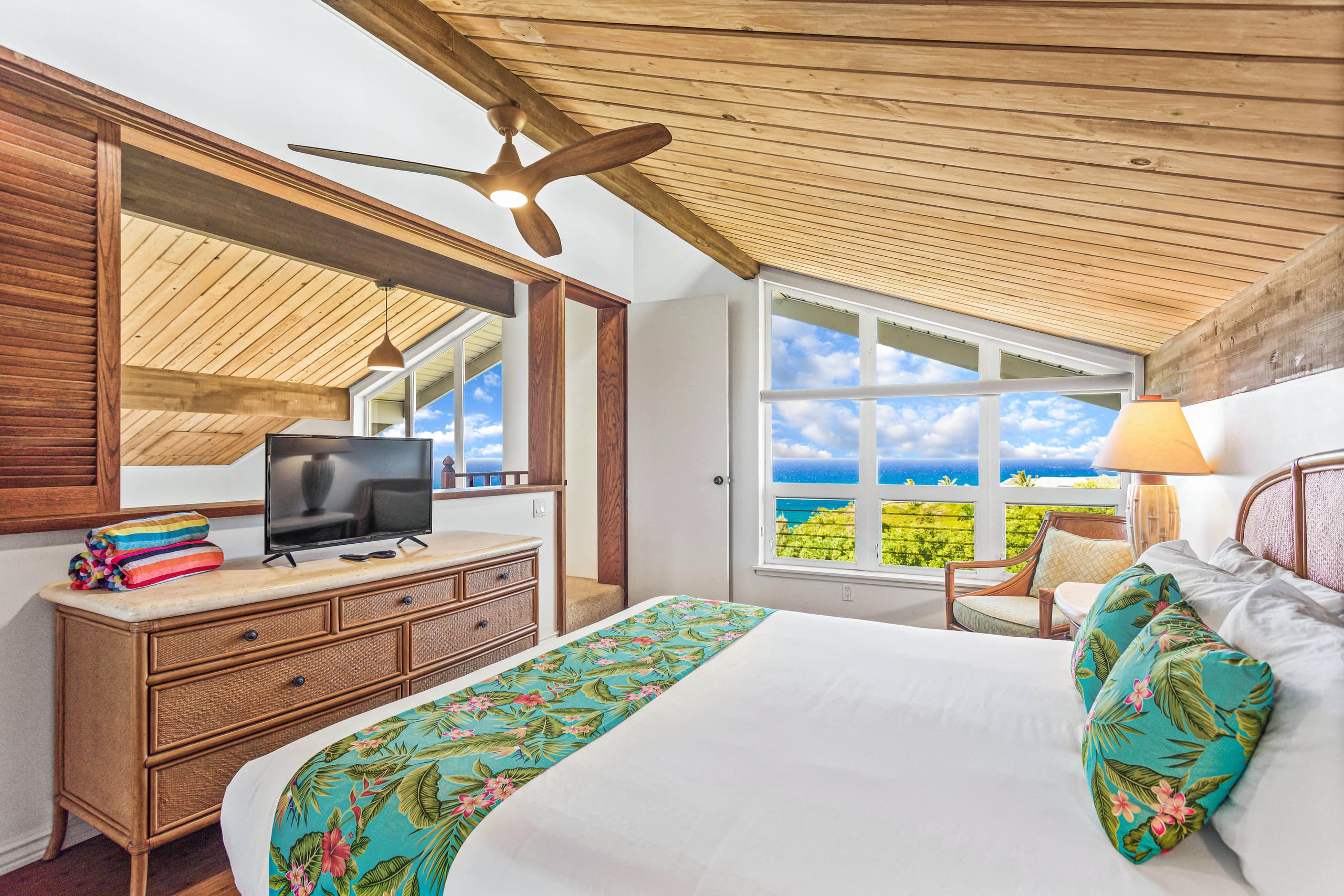 Executive 2 bdrm - Panoramic Ocean Views - Photo 10